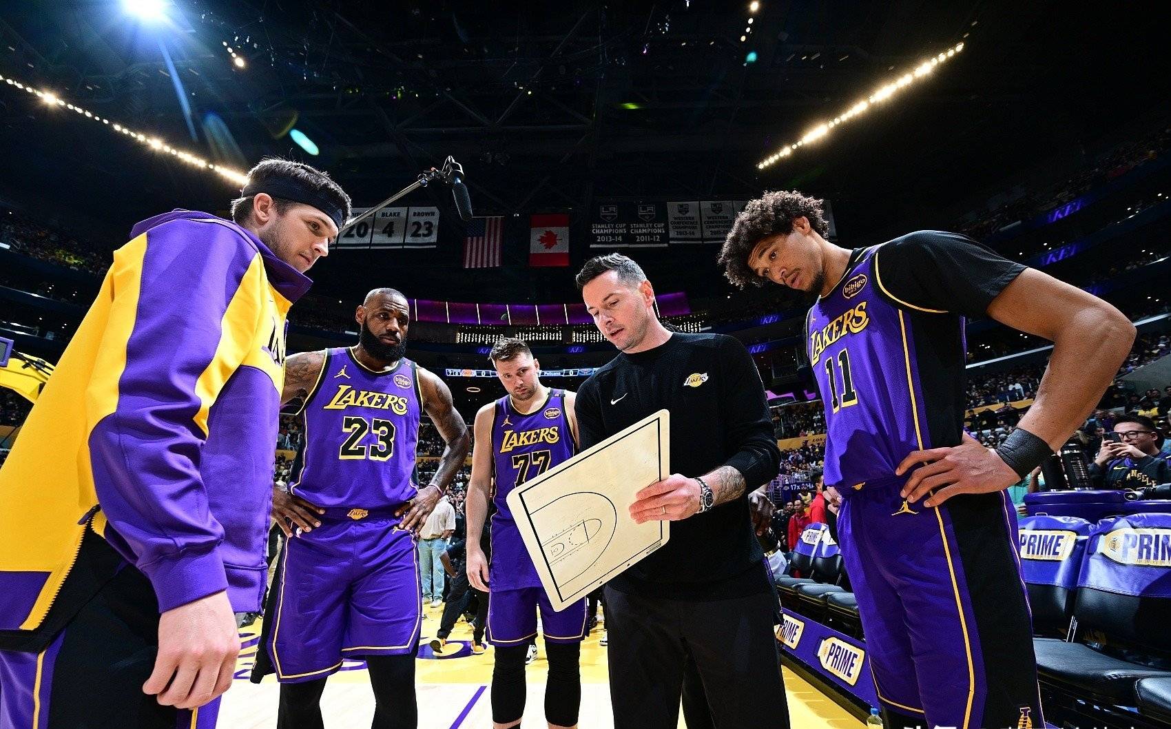 包含洛杉矶湖人发布备战花絮，清晨豪取连胜，欧篮联任务艰巨，医务组通报恢复的词条